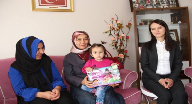 Azizoğlu'ndan Oltulu Şehit eşine ziyaret