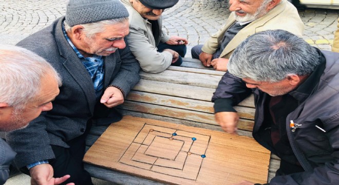 Bankta çocuklar gibi dokuztaş oynadılar