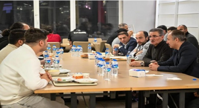 Baruş, öğrencilerle sahur sofrasında