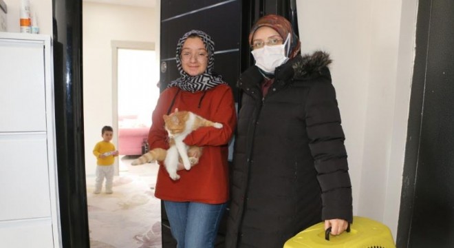 Başkan Orhan'dan genç kıza kedi jesti