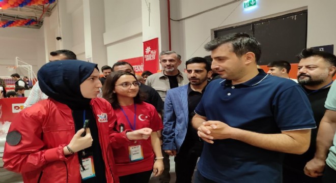 Bayraktar gençlerin heyecanına ortak oldu