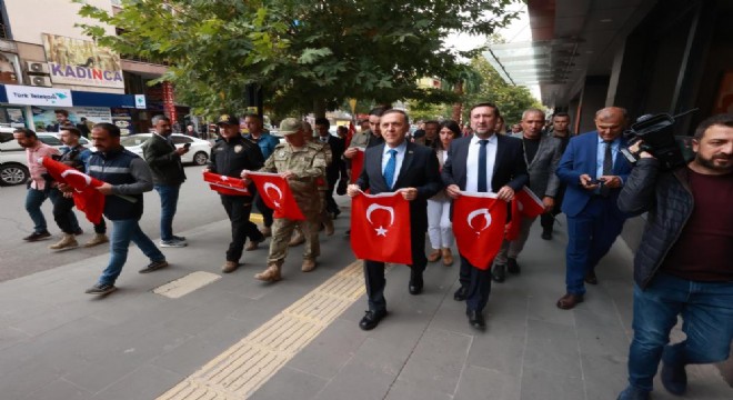 Bingöl'de esnaf ve vatandaşlara Türk bayrağı dağıtıldı