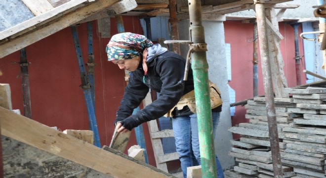 Bir koltukta üç karpuz taşıyor