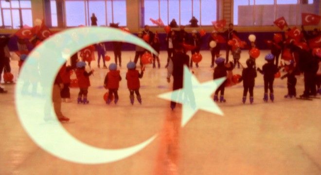 Buz üzerinde 23 Nisan şöleni