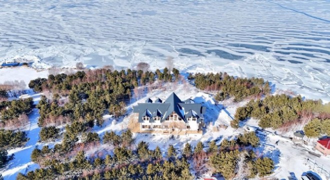 Çıldır Gölü Kütük Evi yeniden yükseliyor