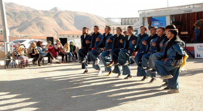 Doğu'da Üniversite öğrencilerine davullu zurnalı karşılama