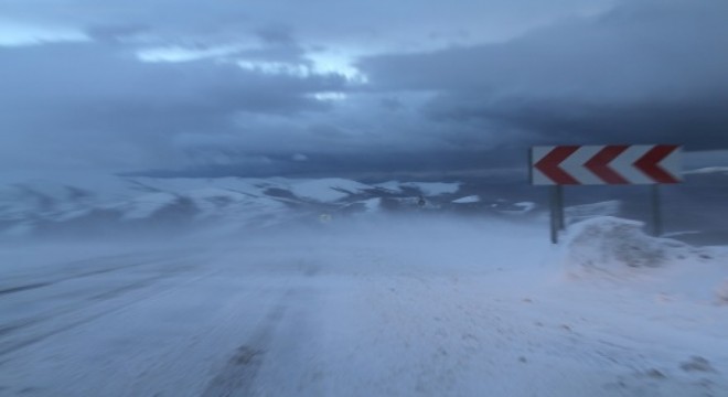 Erzurum-Ağrı karayolu tipi nedeniyle trafiğe kapatıldı 