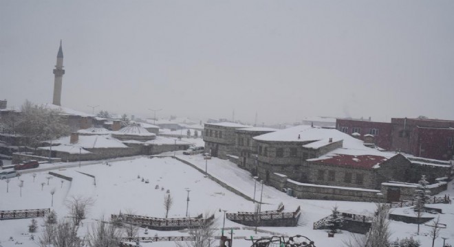 Doğu'ya kar yağmurla karışık geri geliyor