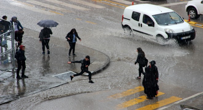 Dolu ulaşımı felç etti