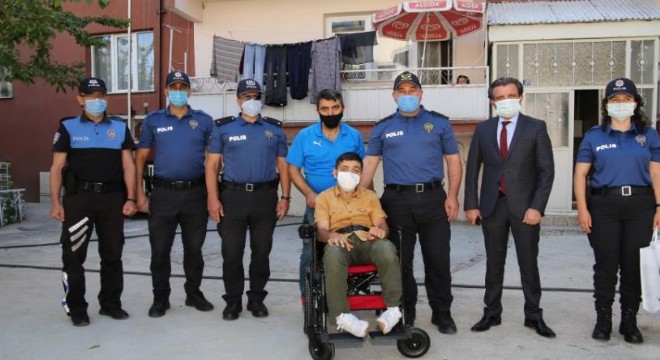 Emniyet Müdürü Aslan engelli çocuğu sevindirdi