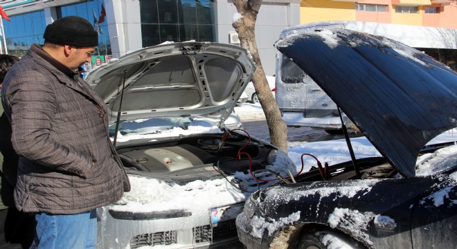 Erzurum buz tuttu, araçların yakıt depoları dondu