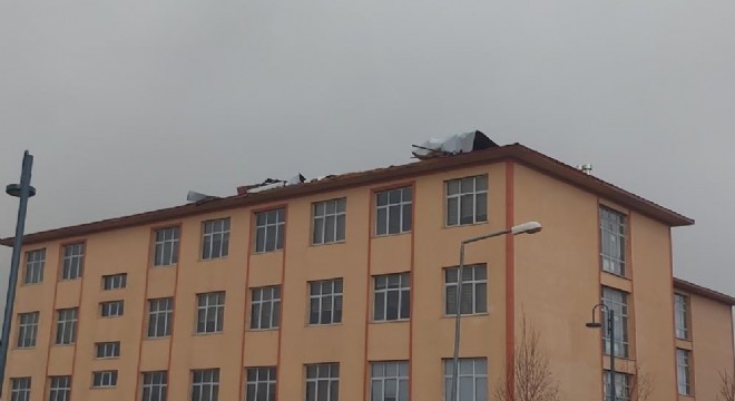 Erzurum'da fırtına çatıları uçurdu