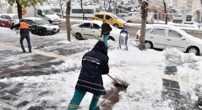 Erzurum'da karla mücadele devam ediyor