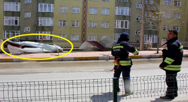 Fırtına çatıları uçurdu