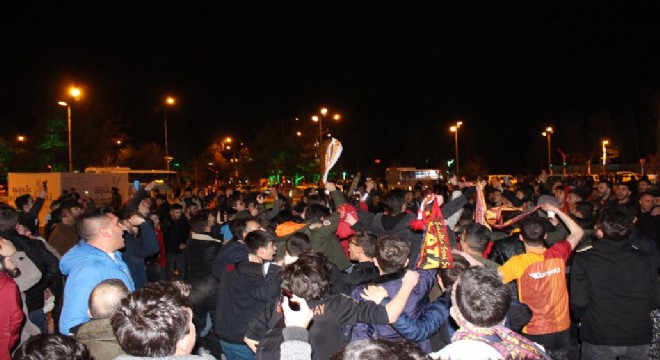 GS'lı taraftarlar, galibiyeti kutladı