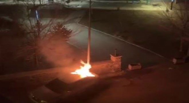 Hilalkent'te park halindeki otomobil yandı