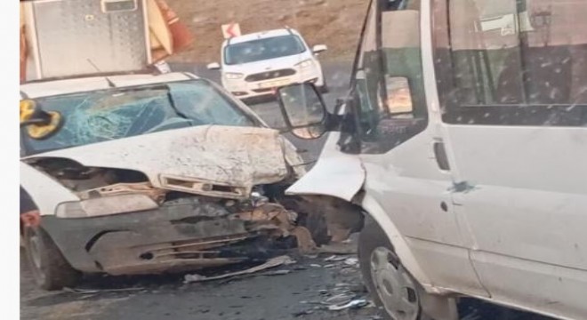 Horasan'da servisle kamyonet çarpıştı: 8 yaralı