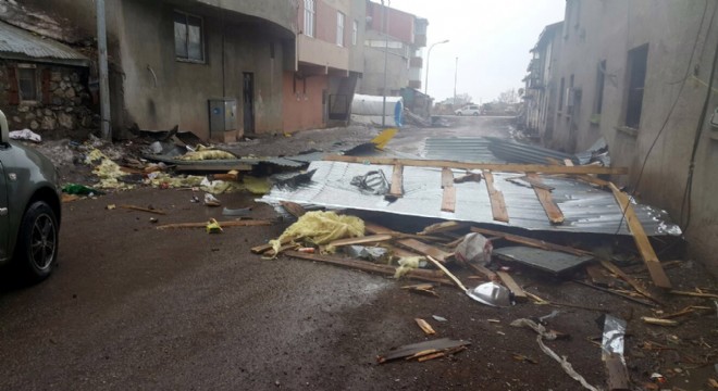 Horasan ve Karayazı'da fırtına hayatı adeta felç etti