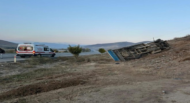 Iğdır yolunda kamyonet devrildi: 2 yaralı