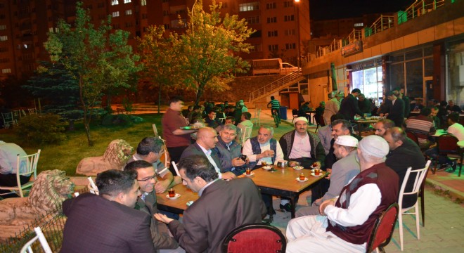 Ilıcalı öğrencilerle birlikte sahur yaptı