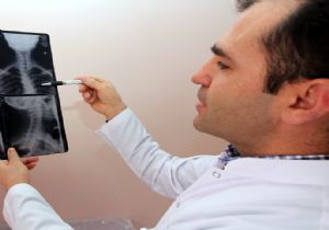 Karnından on santimlik iğne çıktı