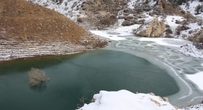Kar durdu, soğuk  göleti dondurdu