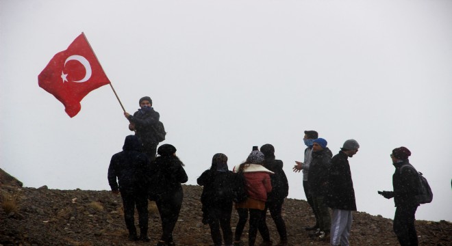 Kar yağışı altında ‘Cumhuriyet Tırmanışı'
