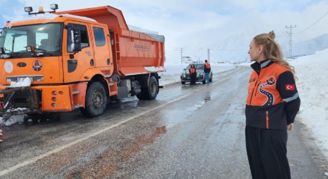 Karayollarına kadın eli: En zor şartlarda sahada