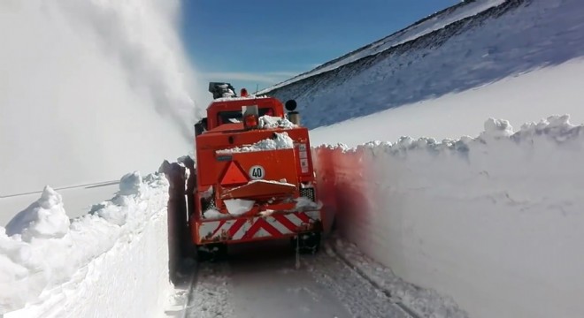 Kargapazarı'nda kar mesaisi