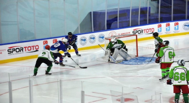 Kars'ta buz hokeyi heyecanı