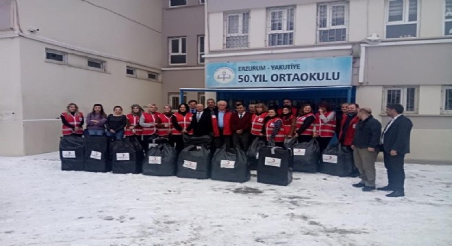 Kızılay Kadın Kolları öğrencileri sevindirdi