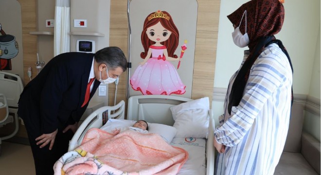 Koca,  Şehir Hastanesi Çocuk Servisi'ni ziyaret etti