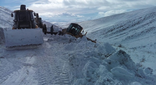 Köy yollarında kar mesaisi