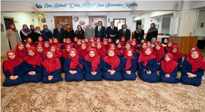 Kur'an kursu öğrencileriyle iftar yemeği