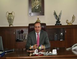 Küçüklerden gazetecilere jest