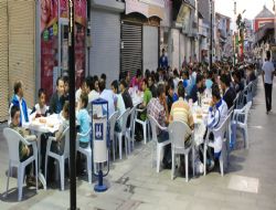 Mahallebaşı'na iftar sofrası