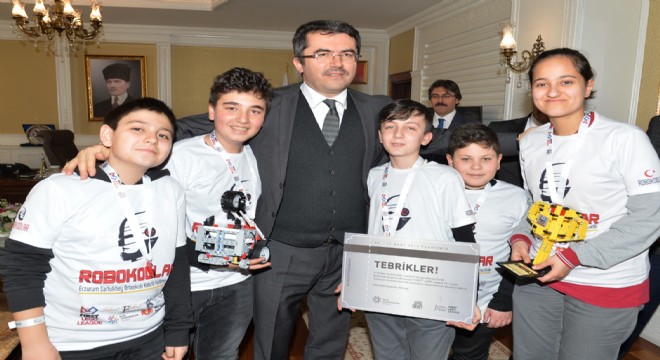 Memiş öğrencilerin başarı coşkusunu paylaştı