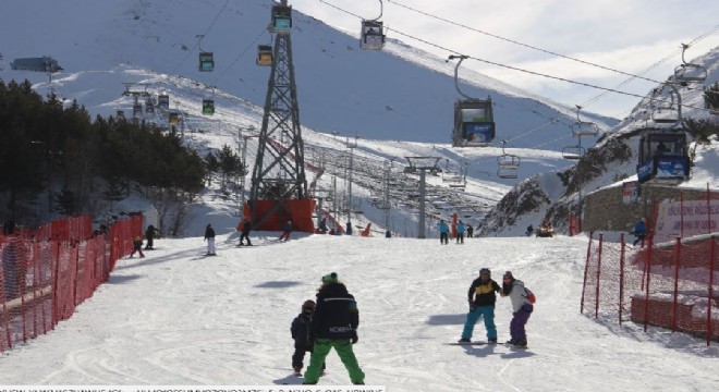 Minik kayak severler Palandöken'e akın etti