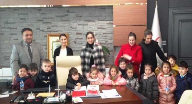 Miniklerden sağlıkçı büyüklerine jest