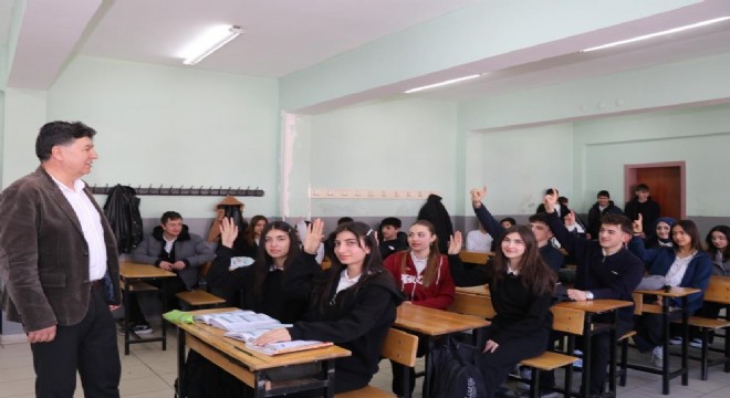 Öğrenciler zimem defteri geleneğini canlı tutuyor