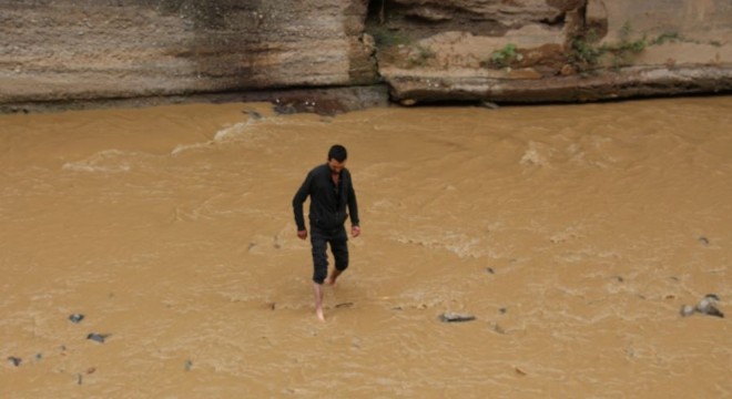 Oltu Çayı'na girdi, can kurtardı