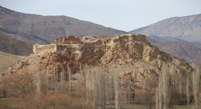 Oltu'da tarihi 2 kale ilgi bekliyor