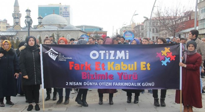 Otizme dikkat çekmek için yürüdüler