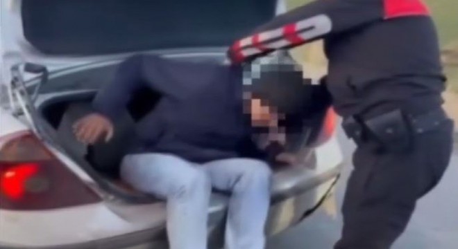 Otomobil bagajından 2 kaçak göçmen çıktı