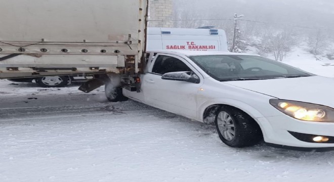 Otomobil tıra çarptı: 1 yaralı