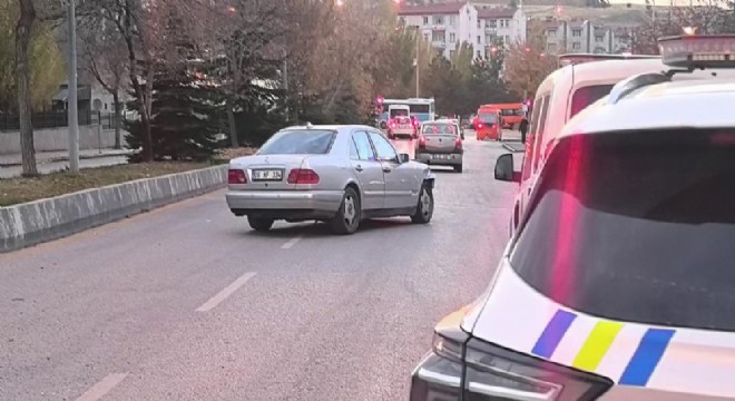 Otomobiller çarpıştı: 3 yaralı