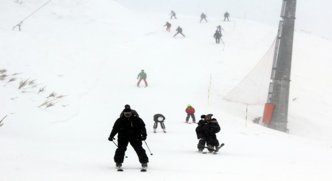 Palandöken'de fırtına altında kayak keyfi