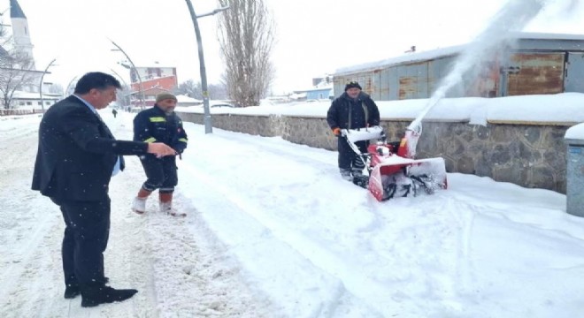 Pasinler'de karla mücadele sürüyor