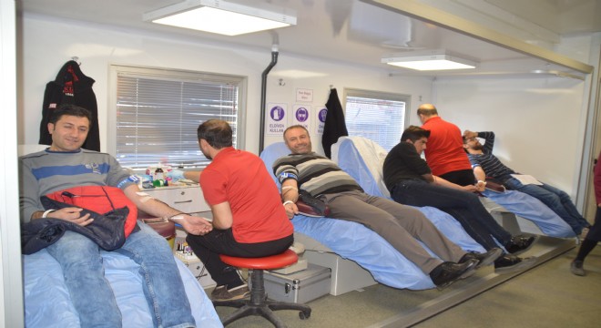 Polisler kan bağışında yarıştı