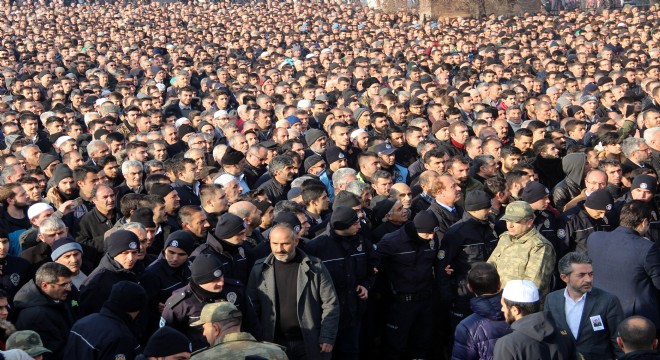 ‘Şehide rahmet, bölücülere lanet'